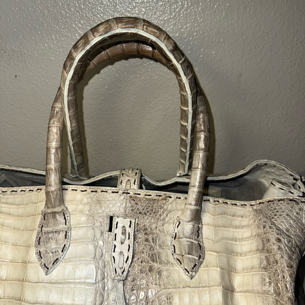 Elegant Cream Crocodile-Embossed Women's Bag - Picture 3 of 9